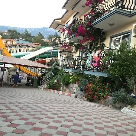 古洛尔公寓式酒店 3* 厄吕代尼兹